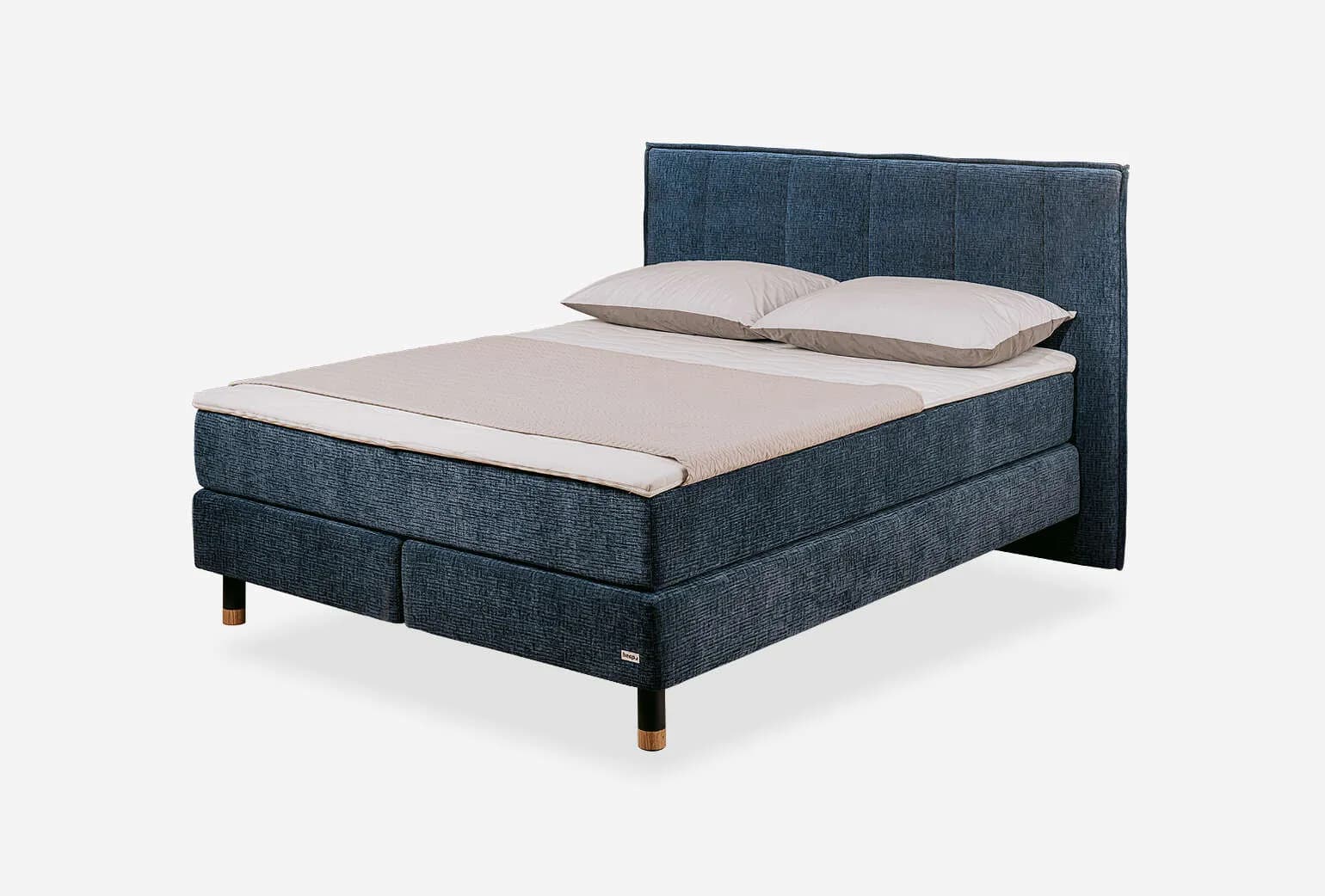 Boxspring krevet Atena s tapeciranim uzglavljem u boemskom stilu i vertikalnim linijama u modernoj spavaćoj sobi